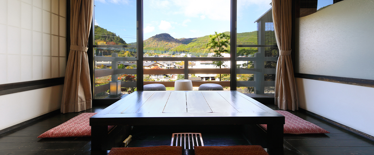 SUIZAN. Japanese style room of 12 tatami mats with semi open-air bath