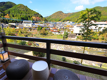 SUIZAN. Japanese style room of 12 tatami mats with semi open-air bath