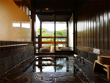 SUIZAN. Japanese style room of 12 tatami mats with semi open-air bath